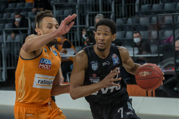 的位置更接 的位置更接